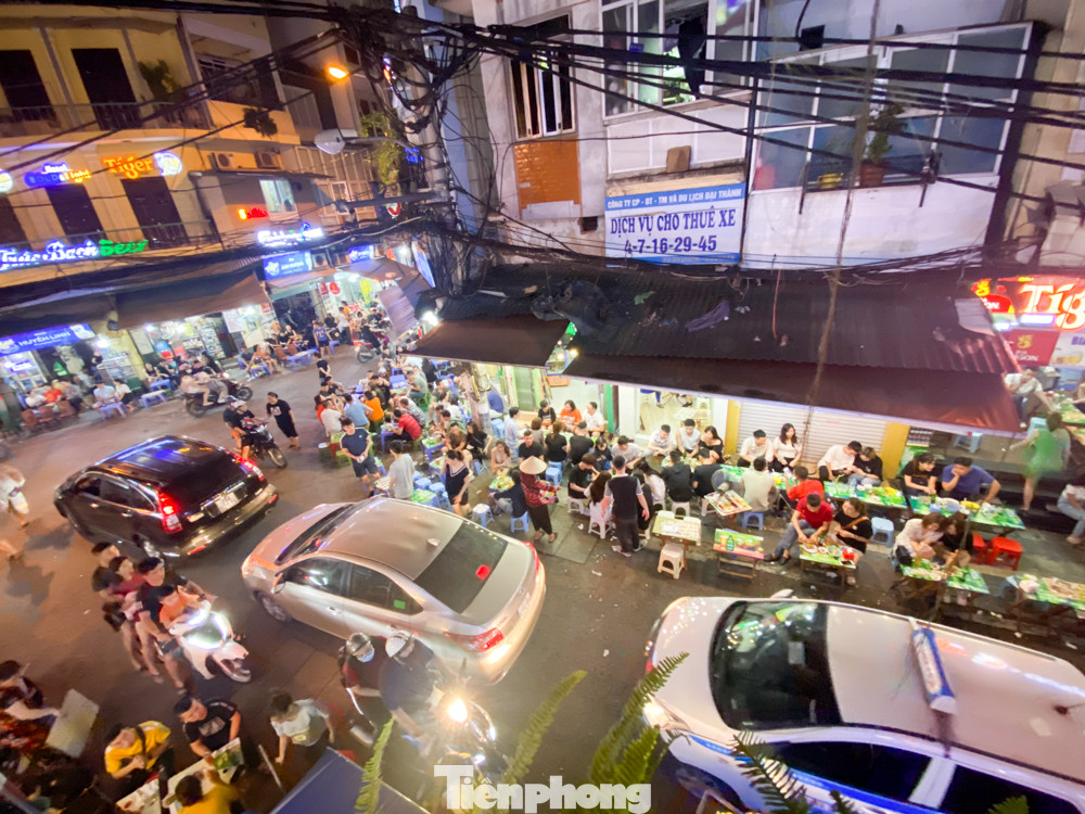 Ngày cuối tuần phố cổ như vỡ tổ ảnh 9