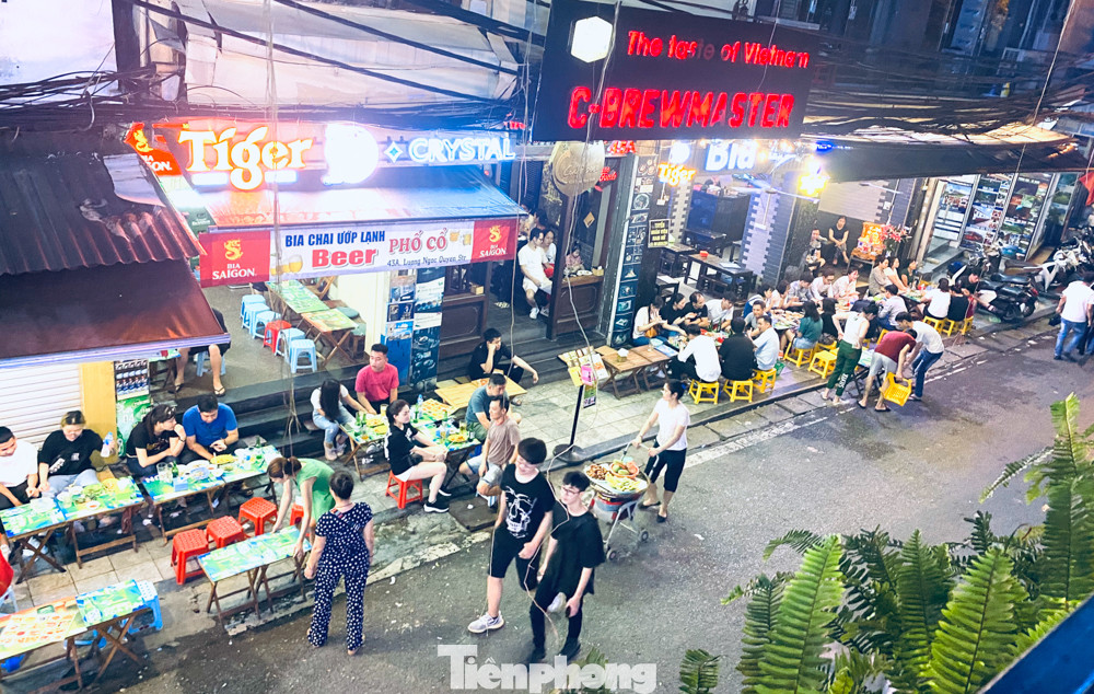 Ngày cuối tuần phố cổ như vỡ tổ ảnh 11