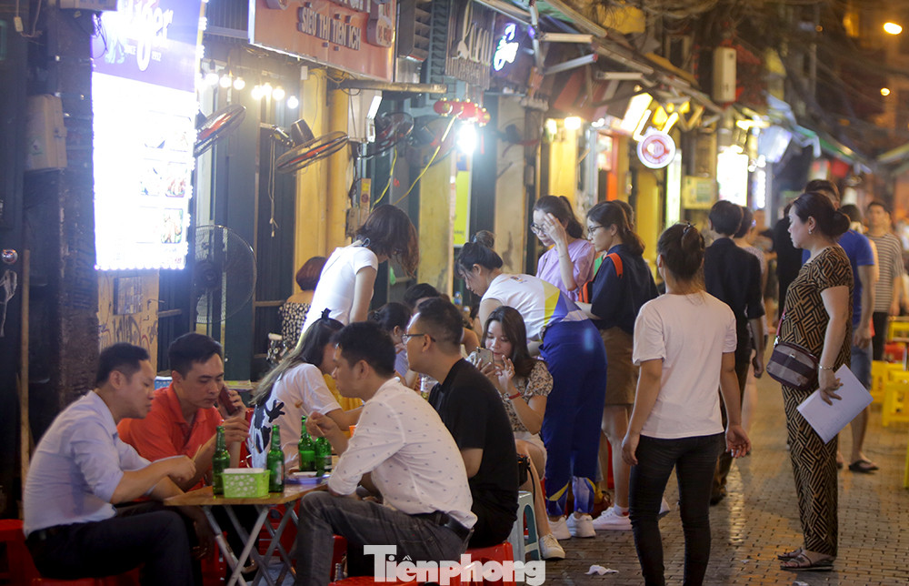 Ngày cuối tuần phố cổ như vỡ tổ ảnh 6