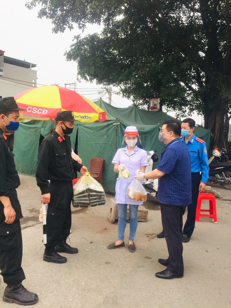 Những tấm lòng thiện nguyện sưởi ấm tình người mùa dịch COVID-19 ảnh 6