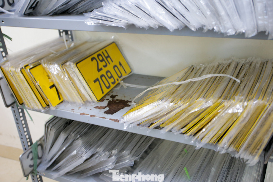 Cận cảnh thủ tục xe biển vàng được cấp đổi trong tuần đầu tiên triển khai ở Hà Nội ảnh 10