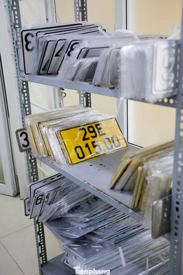 Cận cảnh thủ tục xe biển vàng được cấp đổi trong tuần đầu tiên triển khai ở Hà Nội ảnh 11