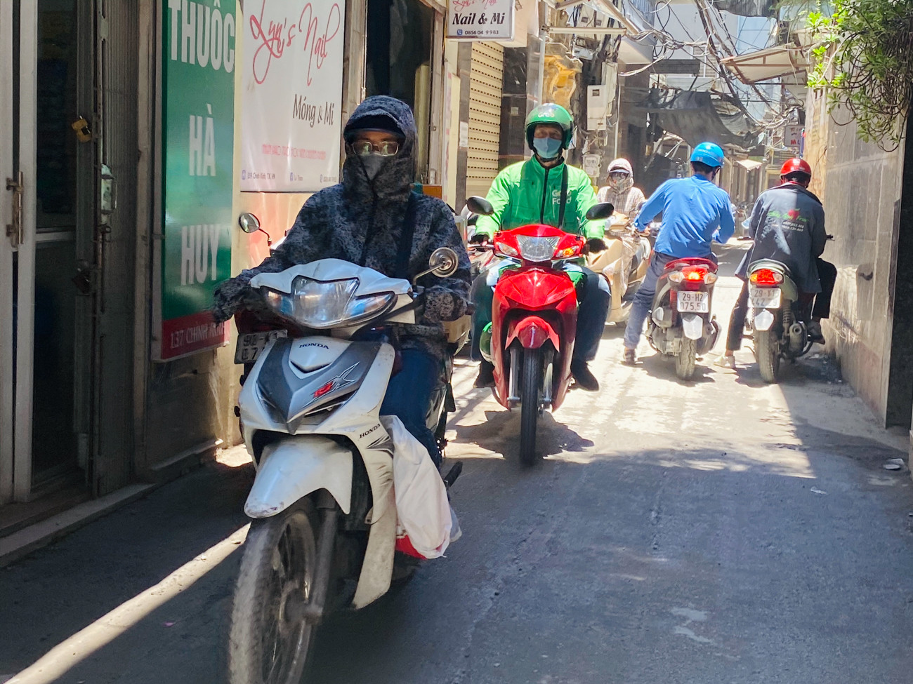 Ngột ngạt các khu chung cư mini ở ngõ nhỏ Hà Nội giữa cái nắng 'đổ lửa' ảnh 3