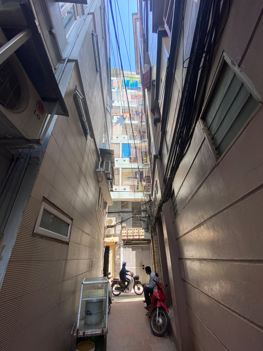 Ngột ngạt các khu chung cư mini ở ngõ nhỏ Hà Nội giữa cái nắng 'đổ lửa' ảnh 1