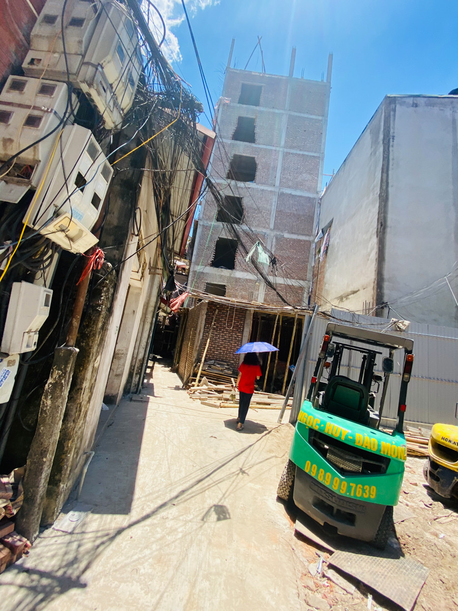 Ngột ngạt các khu chung cư mini ở ngõ nhỏ Hà Nội giữa cái nắng 'đổ lửa' ảnh 8