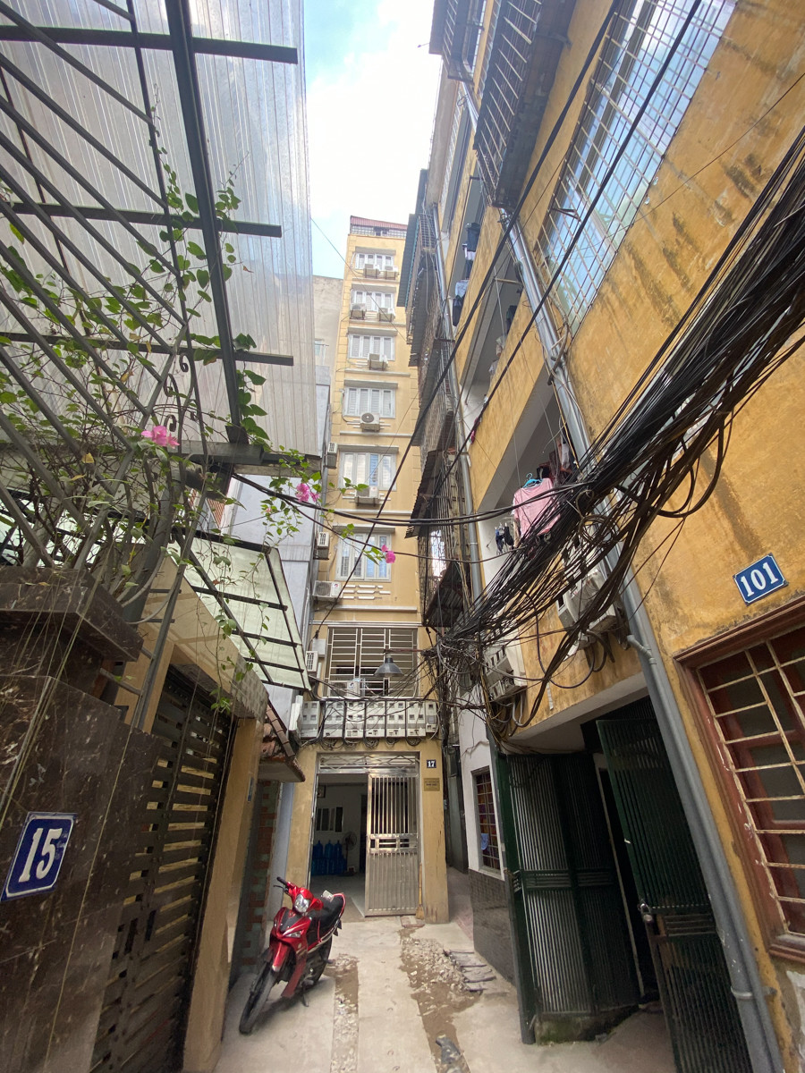 Ngột ngạt các khu chung cư mini ở ngõ nhỏ Hà Nội giữa cái nắng 'đổ lửa' ảnh 2