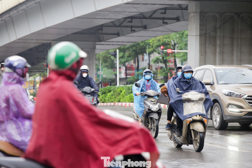 Người Hà Nội hối hả đội mưa đi làm tuần thứ hai 'cách ly toàn xã hội' ảnh 7