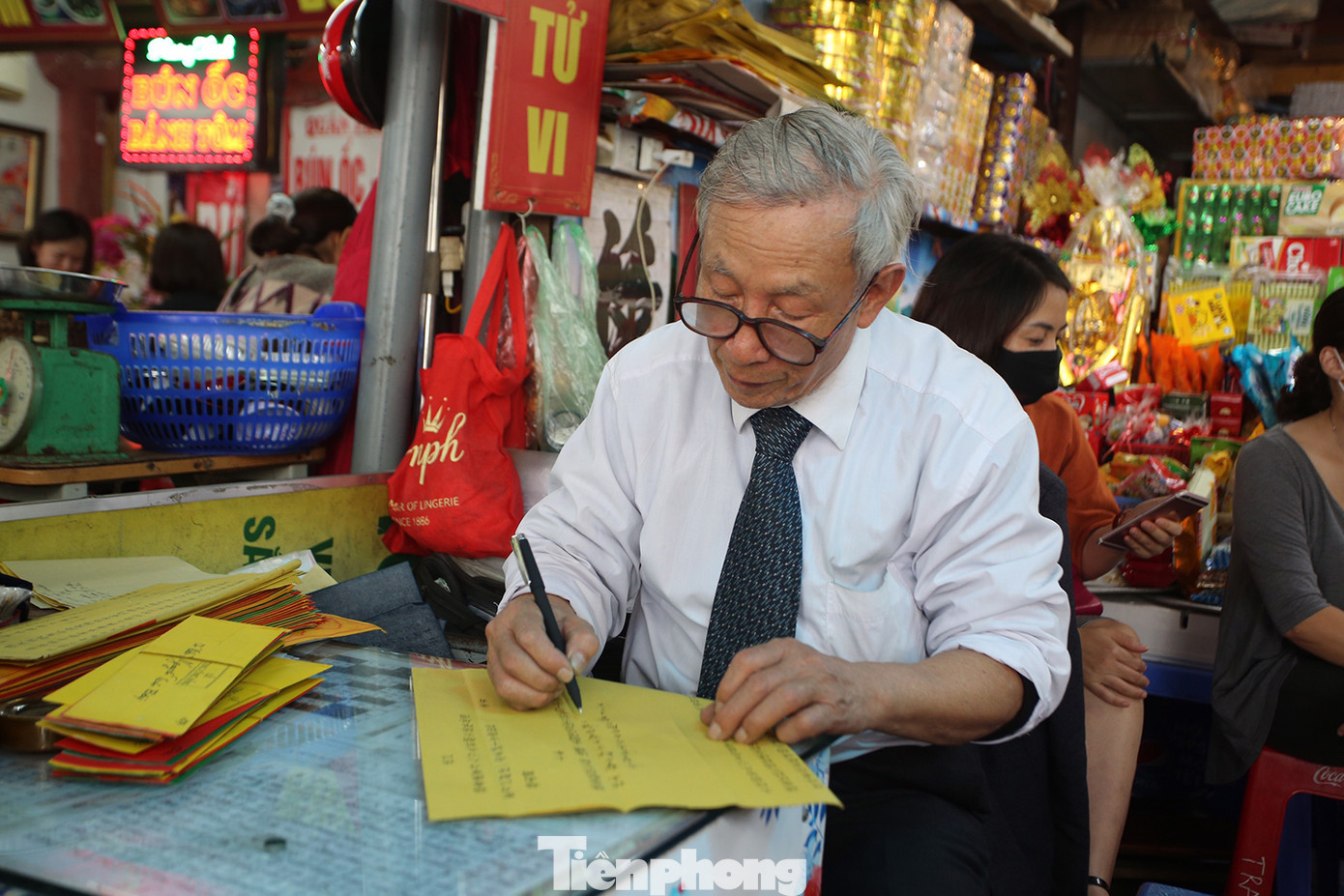 Người dân Thủ đô chen chân đi lễ Phủ Tây Hồ ngày đầu tháng 11 âm lịch ảnh 4