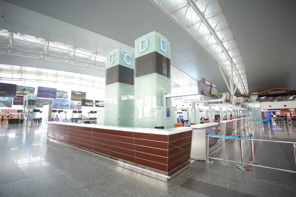 Máy bay đỗ đầy cảng, nhà ga Nội Bài 'vắng như chùa bà đanh' ảnh 17