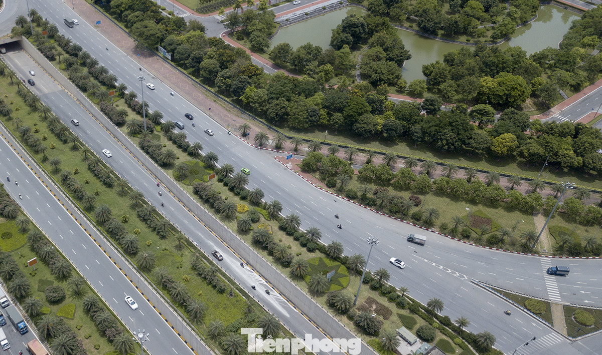 Nắng 50 độ C, đường Hà Nội vắng 'như chùa bà đanh' ảnh 2