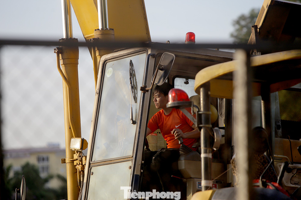 Công nhân phơi mình dưới trời nắng đổ lửa ở Hà Nội ảnh 9