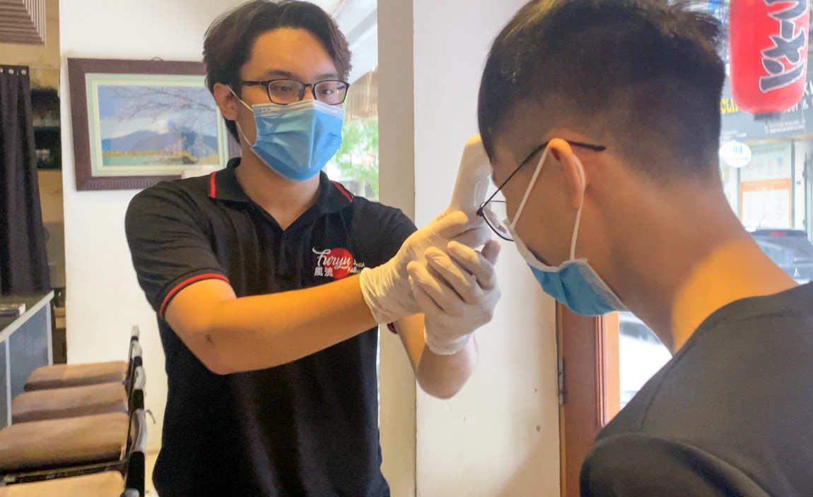 Hàng quán Hà Nội khởi động lại 'lá chắn' phòng chống dịch COVID-19 ảnh 11