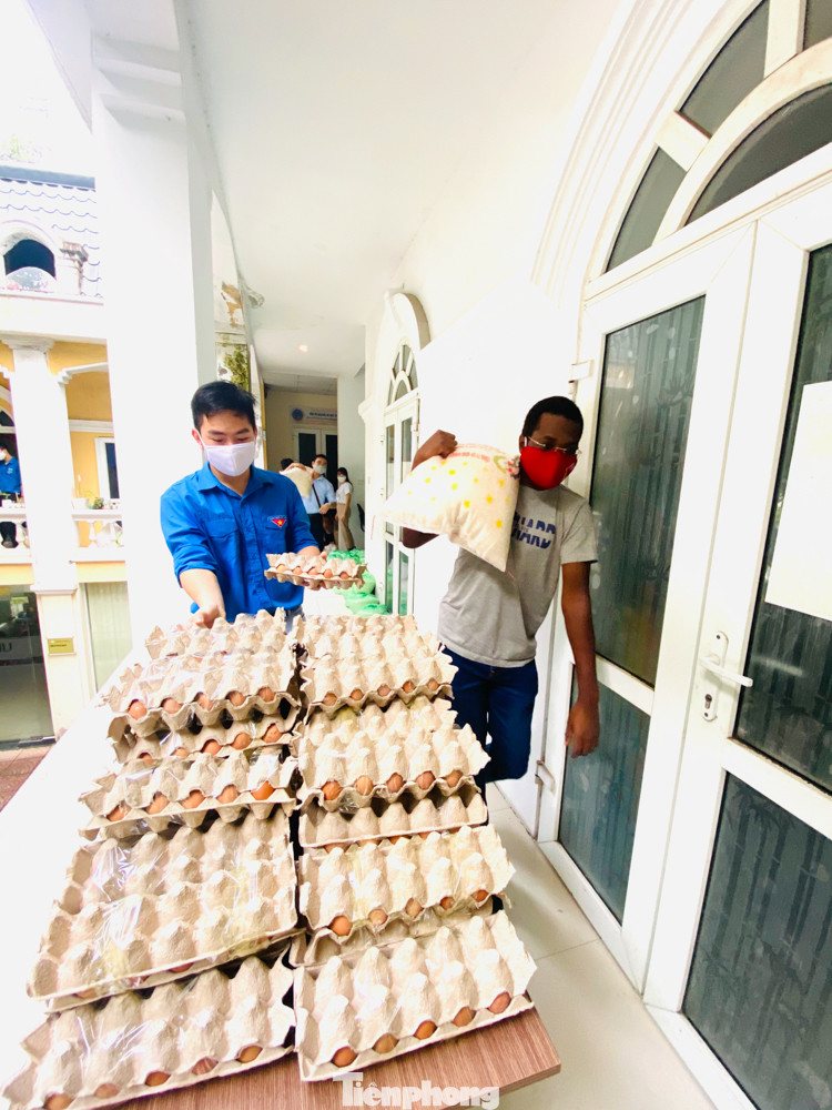 Đoàn Thanh niên – Hội Sinh viên ĐHQGHN trao quà cho các sinh viên tạm trú tại Hà Nội ảnh 3