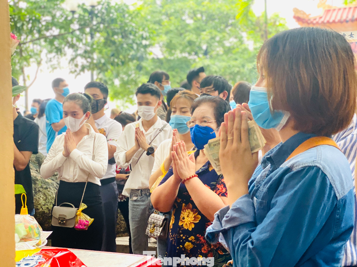 Bất chấp dịch COVID, 'biển người' chen nhau đi lễ Phủ Tây Hồ đầu tháng cô hồn ảnh 11