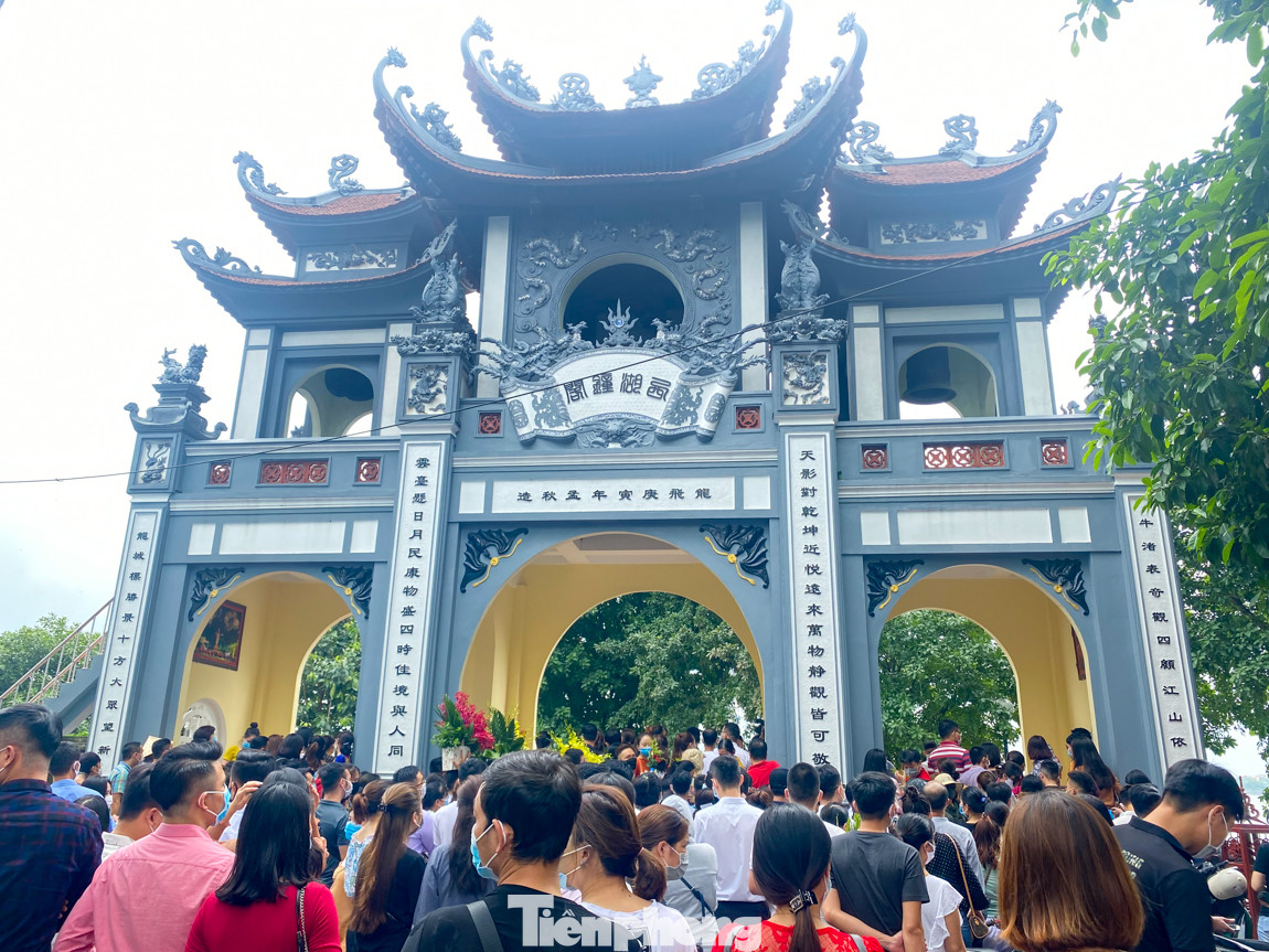 Bất chấp dịch COVID, 'biển người' chen nhau đi lễ Phủ Tây Hồ đầu tháng cô hồn ảnh 4