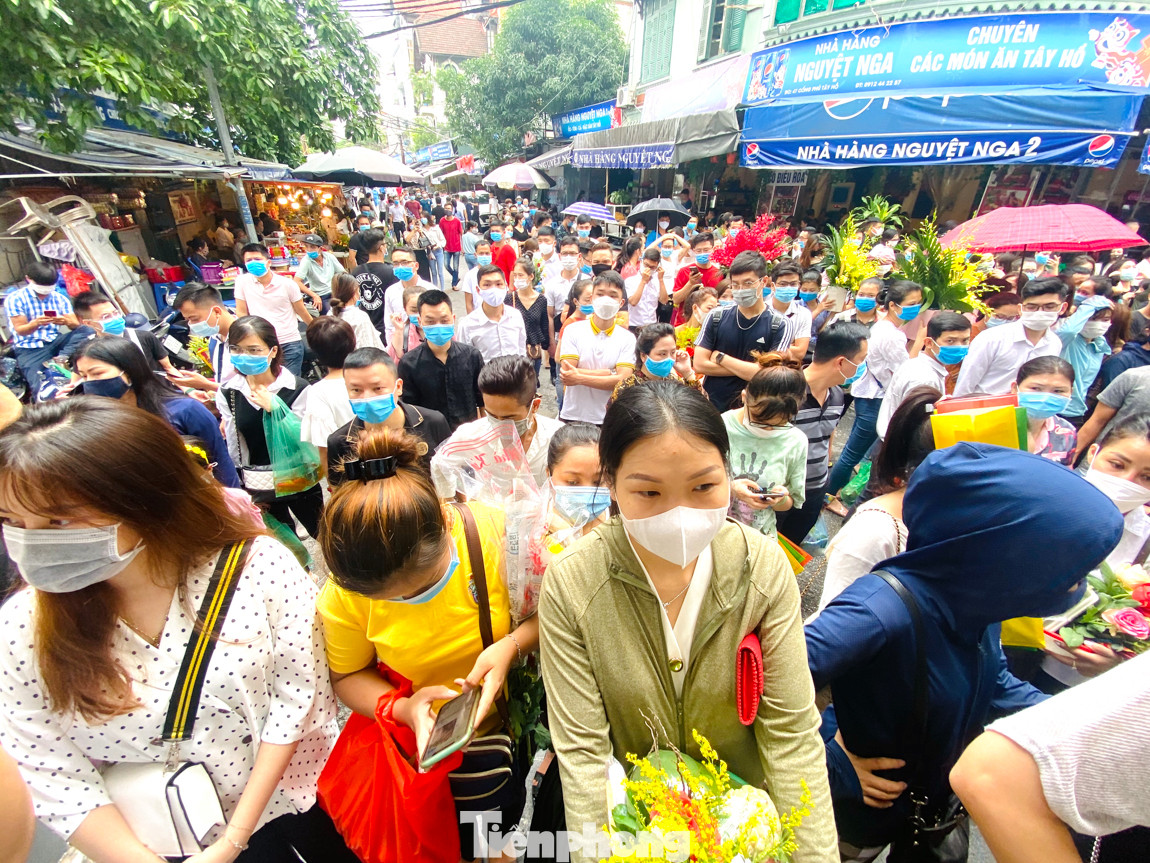 Bất chấp dịch COVID, 'biển người' chen nhau đi lễ Phủ Tây Hồ đầu tháng cô hồn ảnh 2