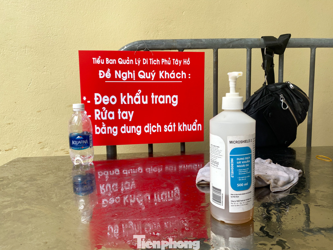 Bất chấp dịch COVID, 'biển người' chen nhau đi lễ Phủ Tây Hồ đầu tháng cô hồn ảnh 7