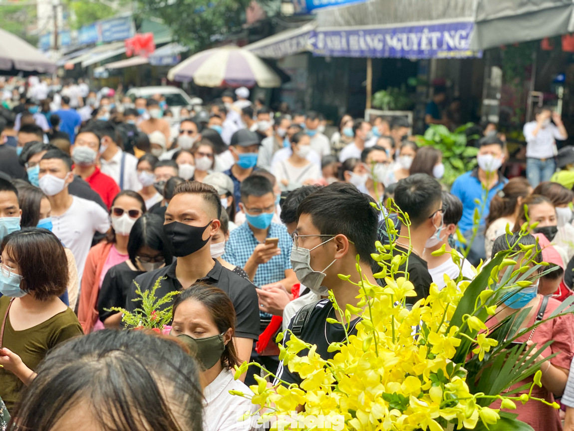 Bất chấp dịch COVID, 'biển người' chen nhau đi lễ Phủ Tây Hồ đầu tháng cô hồn ảnh 14