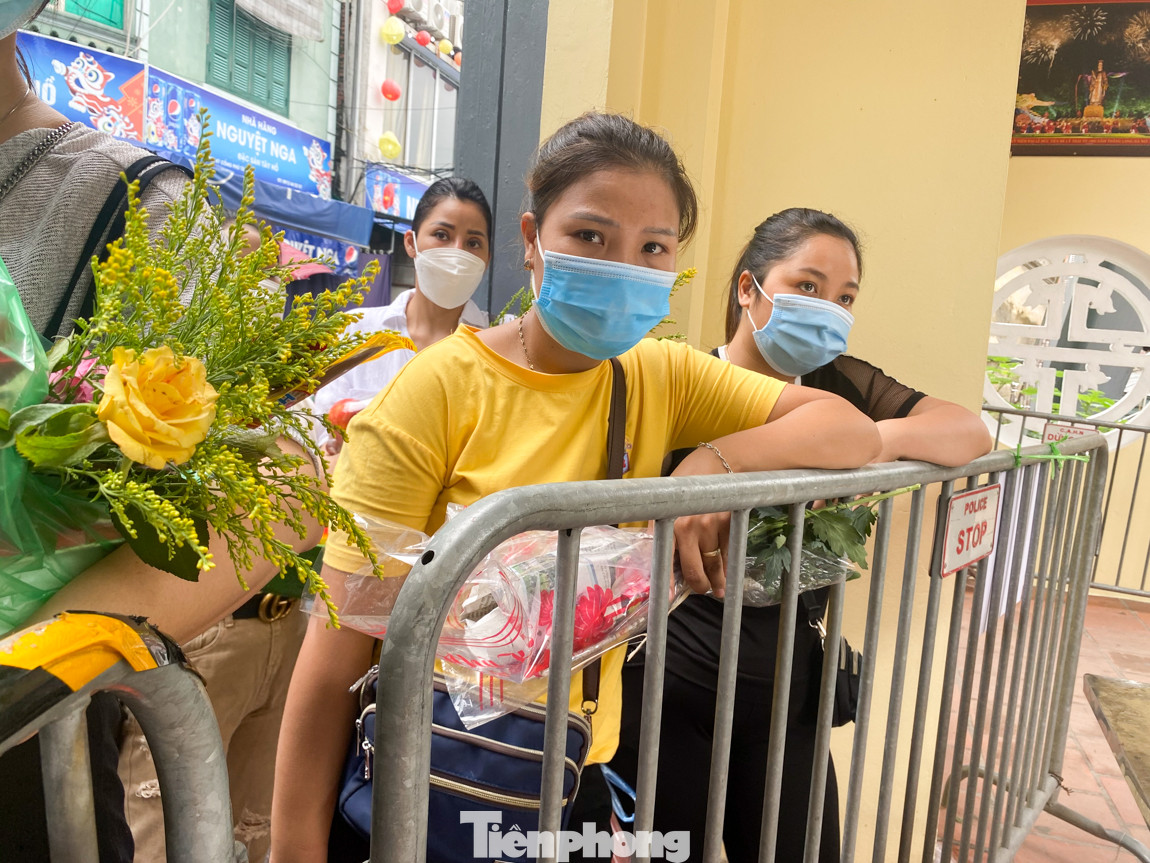 Bất chấp dịch COVID, 'biển người' chen nhau đi lễ Phủ Tây Hồ đầu tháng cô hồn ảnh 6