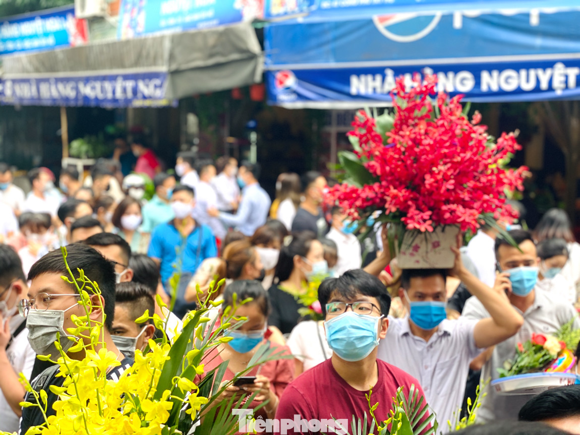 Bất chấp dịch COVID, 'biển người' chen nhau đi lễ Phủ Tây Hồ đầu tháng cô hồn ảnh 3