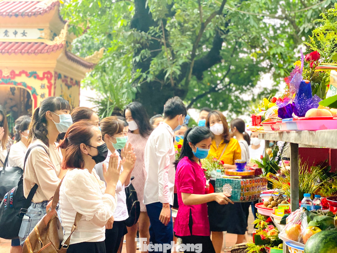 Bất chấp dịch COVID, 'biển người' chen nhau đi lễ Phủ Tây Hồ đầu tháng cô hồn ảnh 10