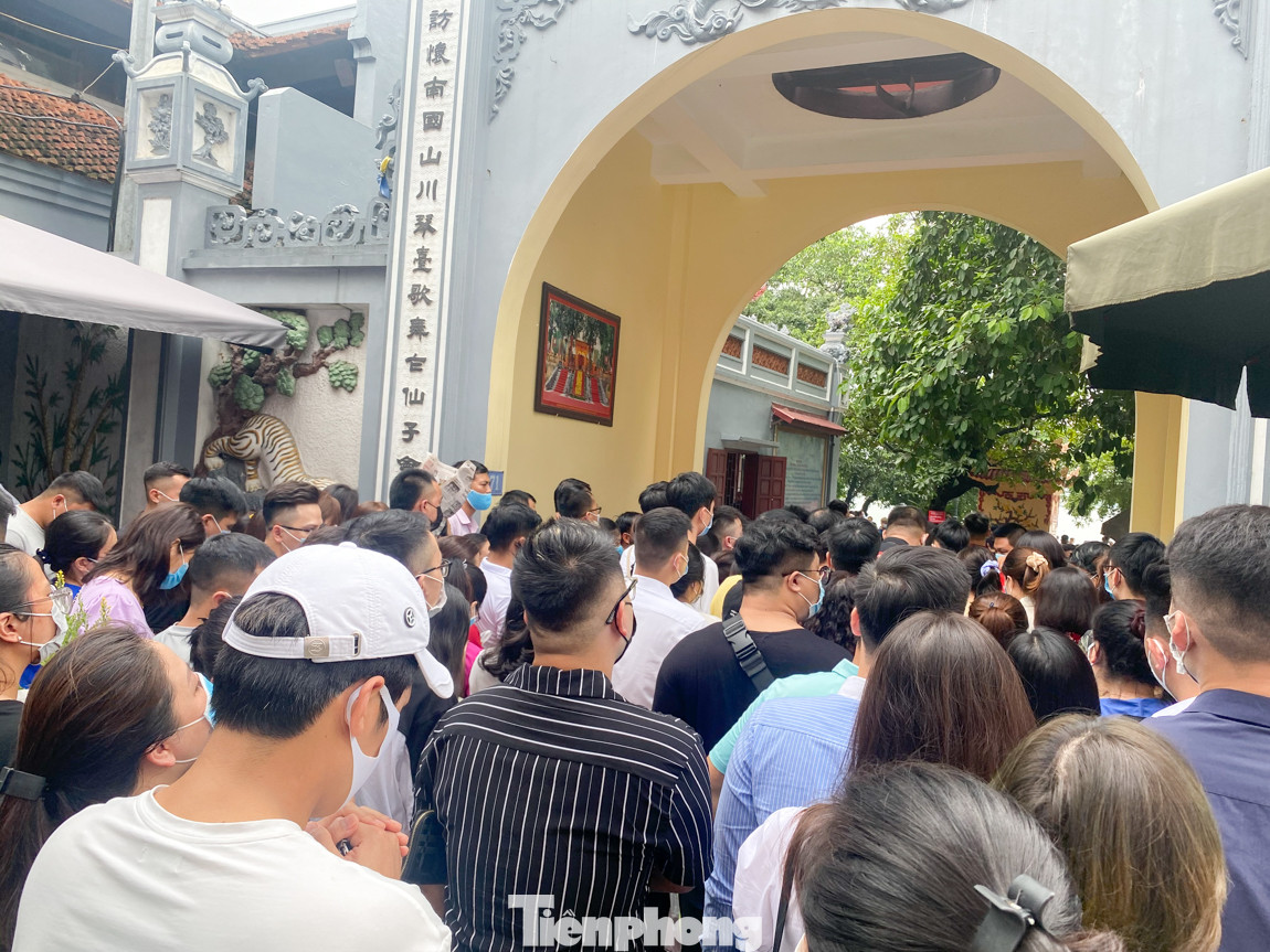 Bất chấp dịch COVID, 'biển người' chen nhau đi lễ Phủ Tây Hồ đầu tháng cô hồn ảnh 5