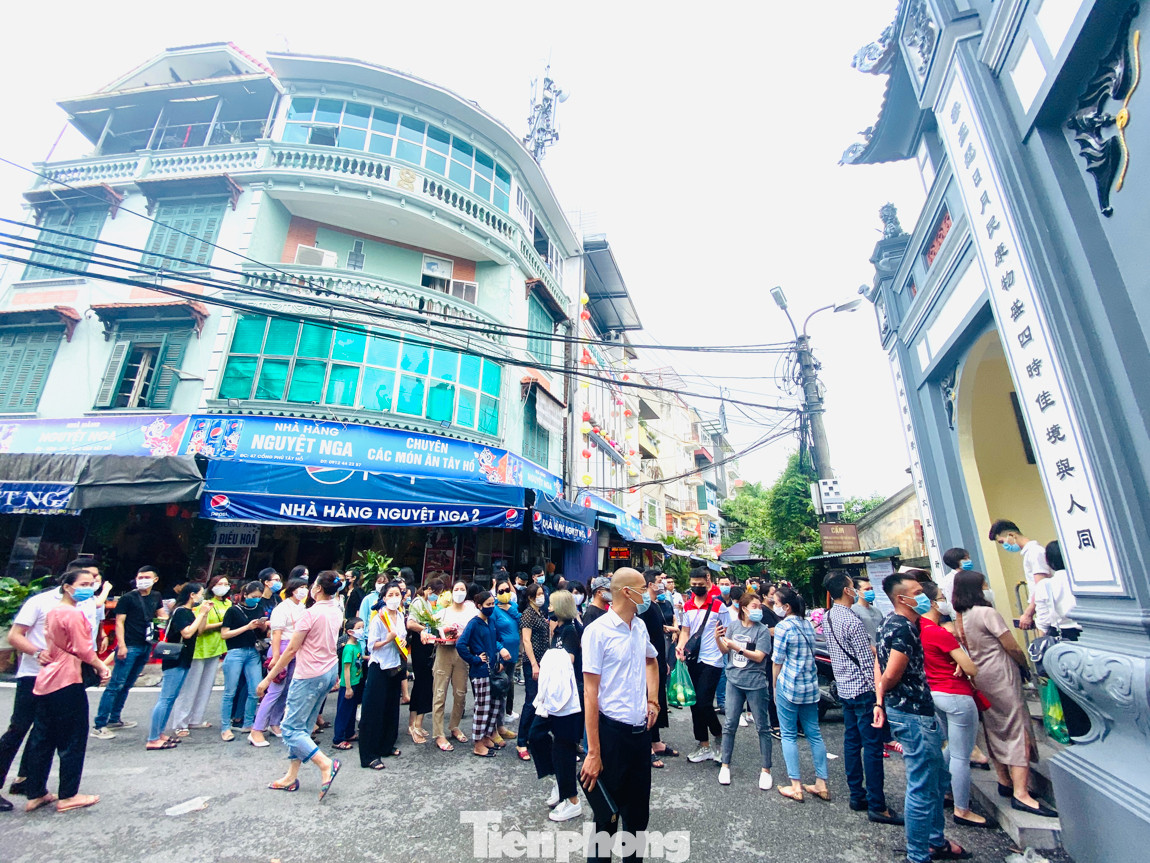 Bất chấp dịch COVID, 'biển người' chen nhau đi lễ Phủ Tây Hồ đầu tháng cô hồn ảnh 16