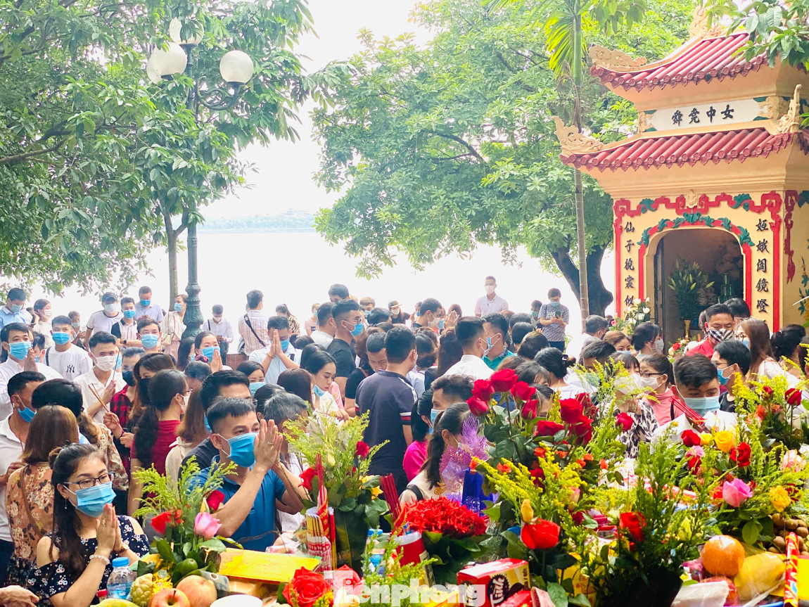 Bất chấp dịch COVID, 'biển người' chen nhau đi lễ Phủ Tây Hồ đầu tháng cô hồn ảnh 9