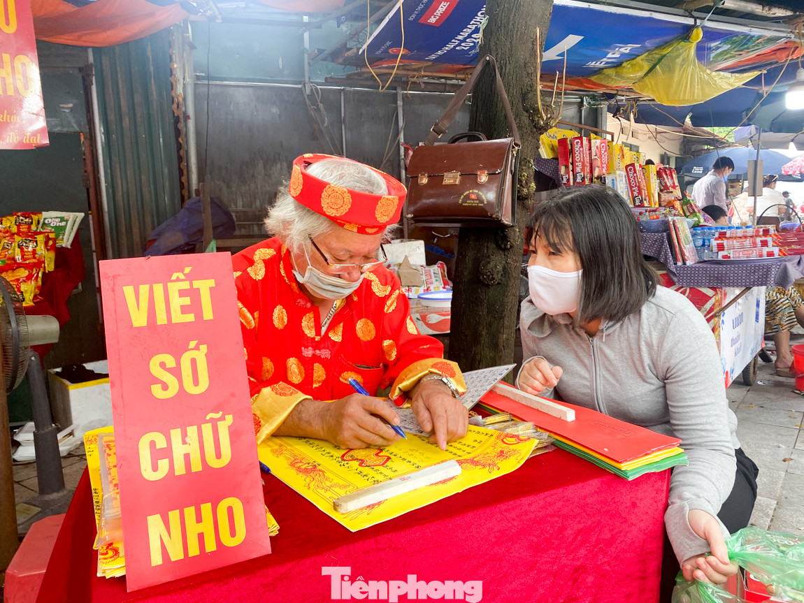 Bất chấp dịch COVID, 'biển người' chen nhau đi lễ Phủ Tây Hồ đầu tháng cô hồn ảnh 8 Bất chấp dịch COVID, 'biển người' chen nhau đi lễ Phủ Tây Hồ đầu tháng cô hồn ảnh 8