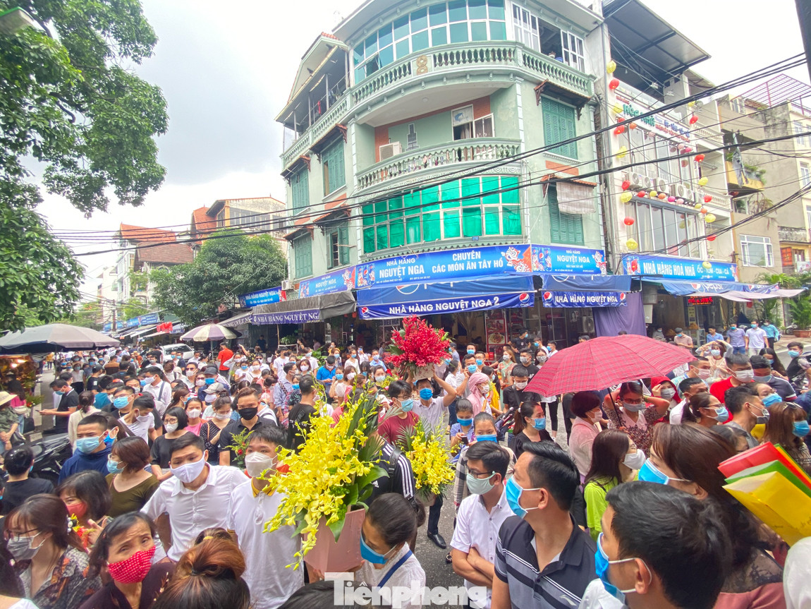 Bất chấp dịch COVID, 'biển người' chen nhau đi lễ Phủ Tây Hồ đầu tháng cô hồn ảnh 1
