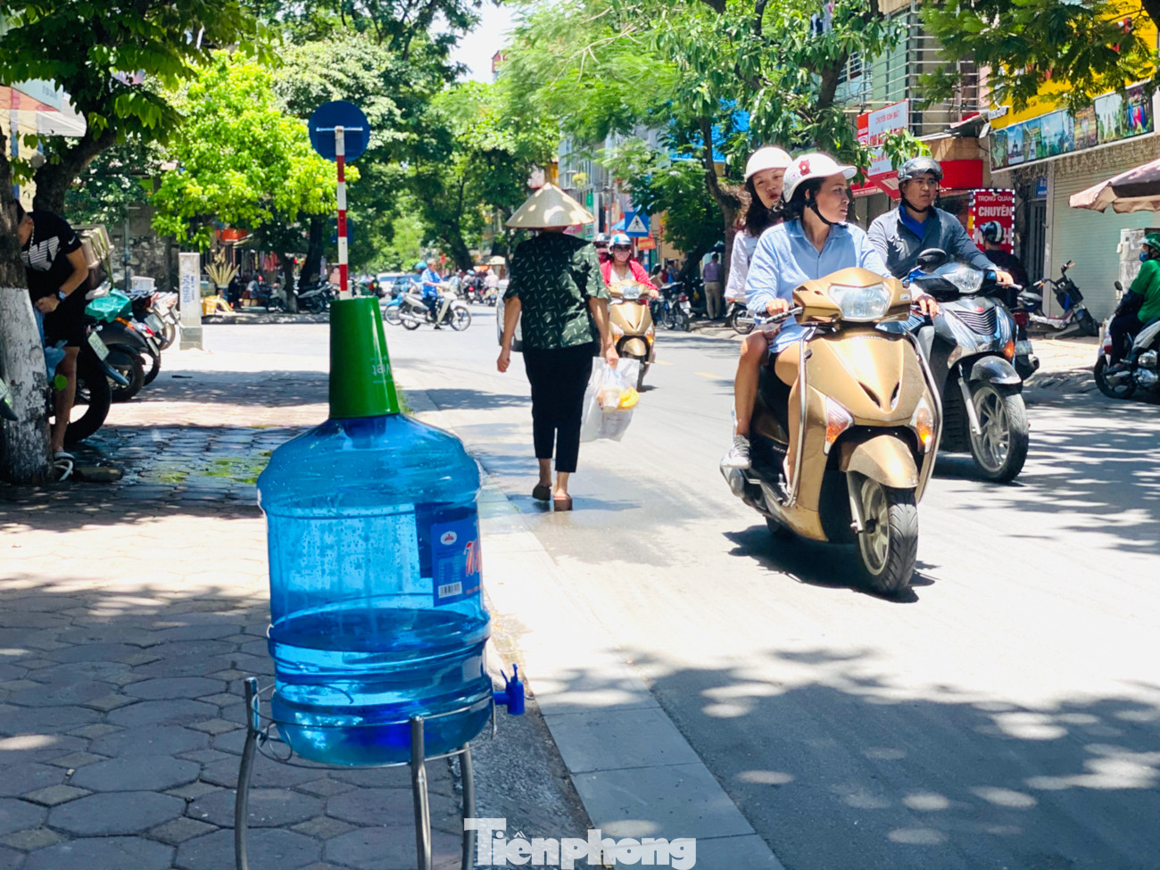 Tình người Hà Nội giữa cái nắng như thiêu như đốt ảnh 9