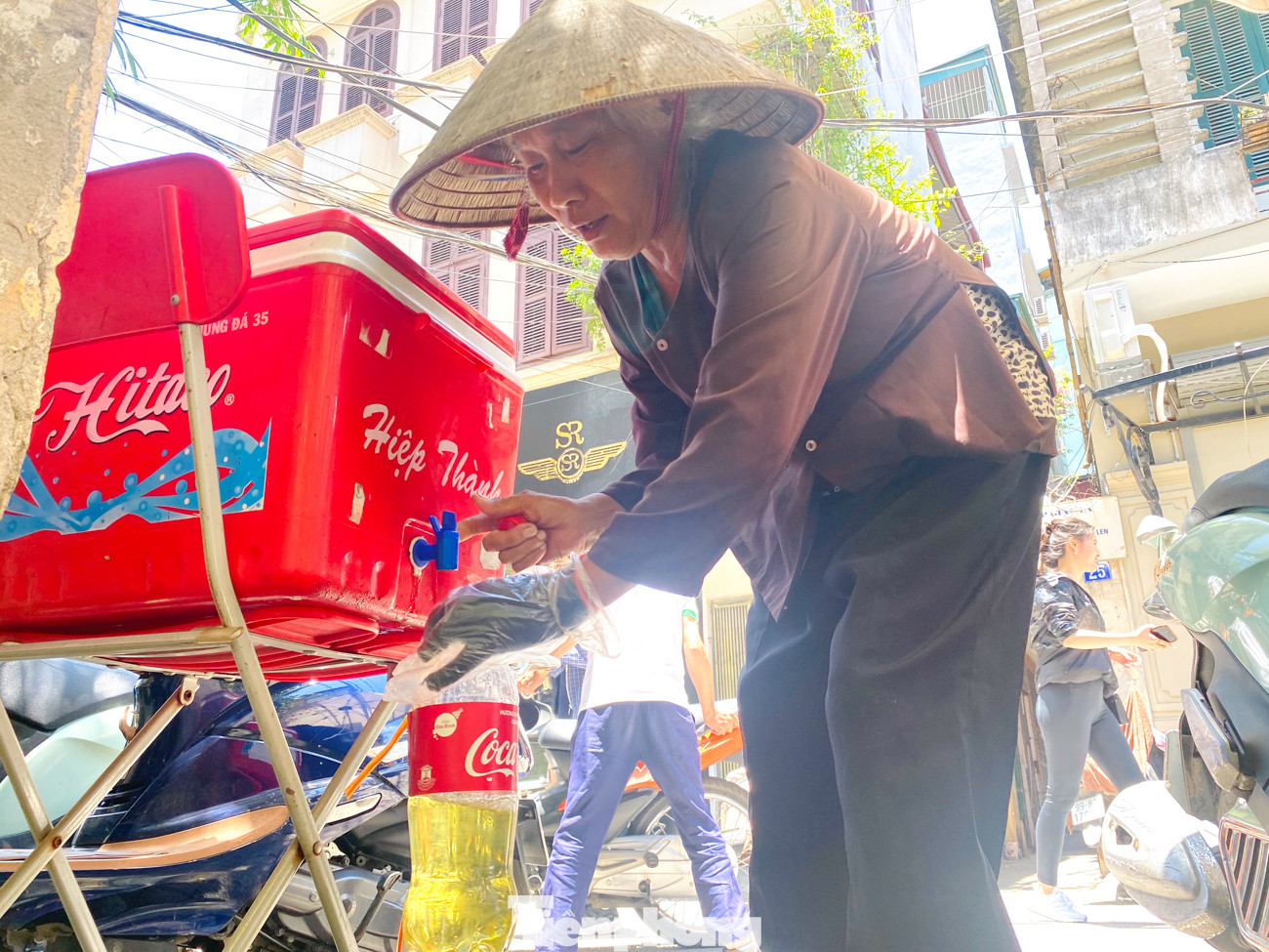 Tình người Hà Nội giữa cái nắng như thiêu như đốt ảnh 8