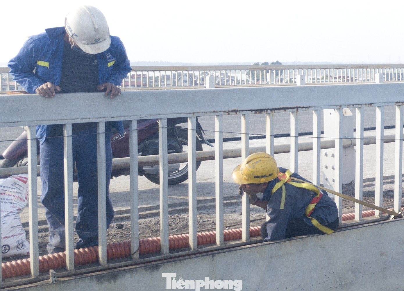 Mặt cầu Thăng Long đang được sửa ra sao? ảnh 5