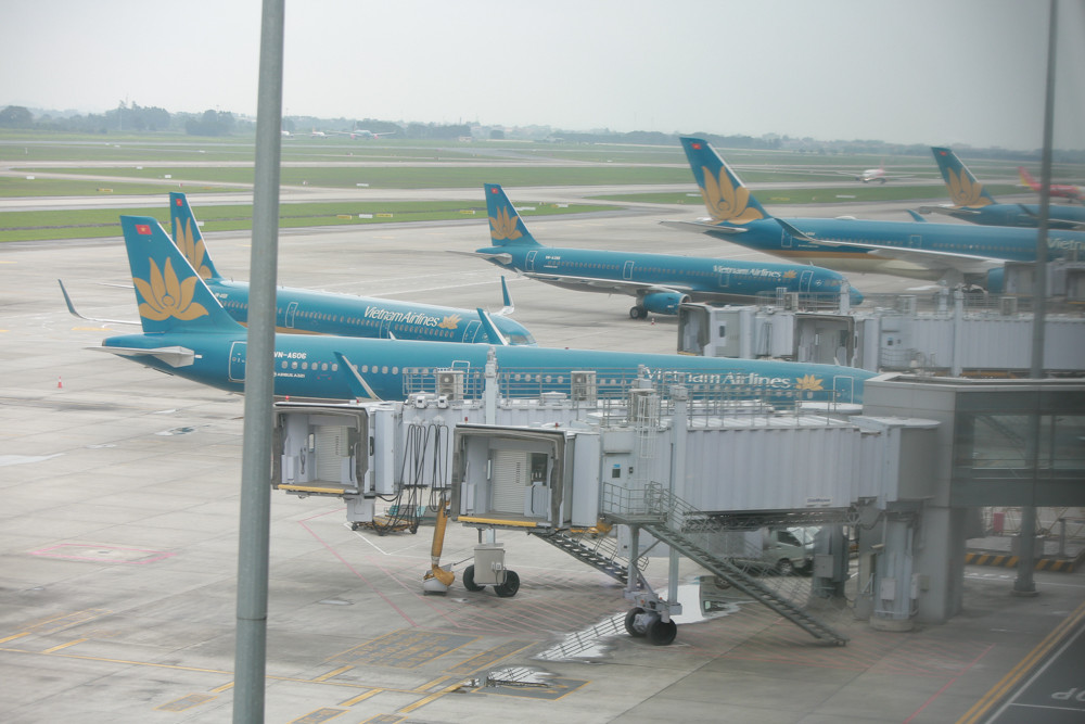 Máy bay đỗ đầy cảng, nhà ga Nội Bài 'vắng như chùa bà đanh' ảnh 1