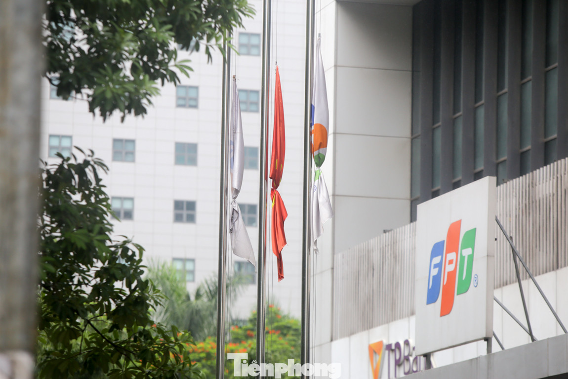 Hà Nội treo cờ rủ ngày Quốc tang nguyên Tổng Bí thư Lê Khả Phiêu ảnh 6