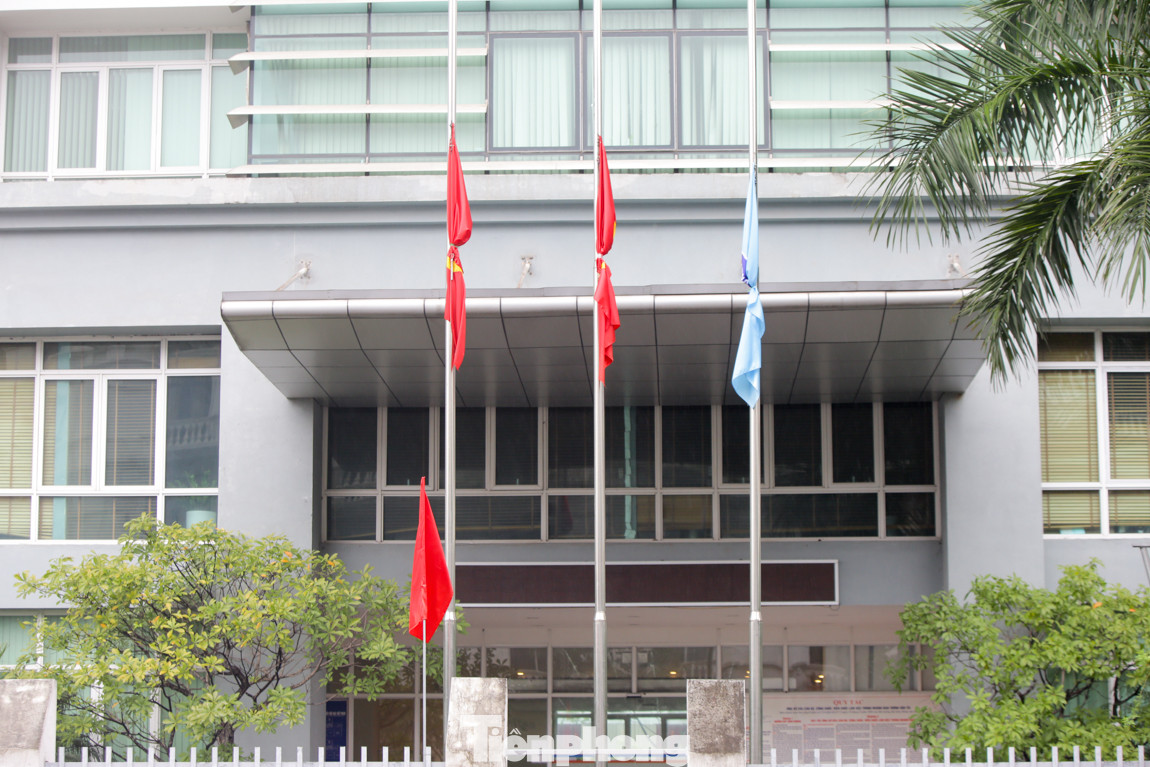 Hà Nội treo cờ rủ ngày Quốc tang nguyên Tổng Bí thư Lê Khả Phiêu ảnh 10