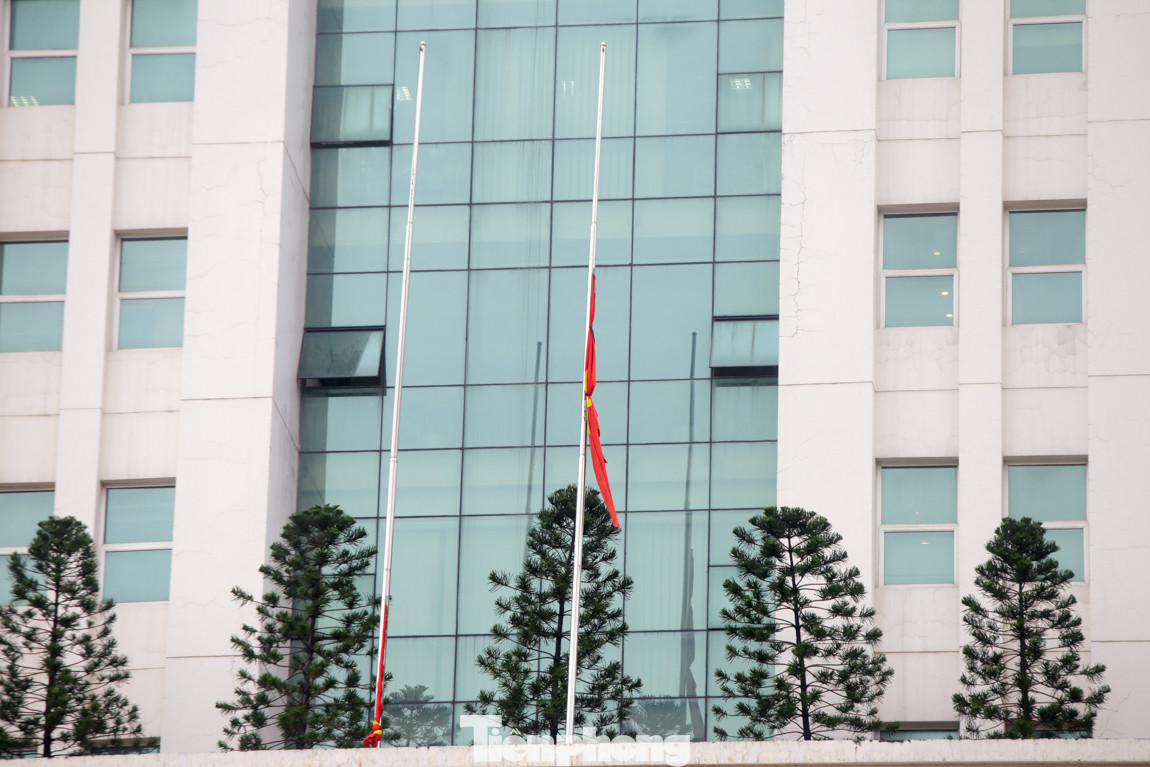 Hà Nội treo cờ rủ ngày Quốc tang nguyên Tổng Bí thư Lê Khả Phiêu ảnh 12