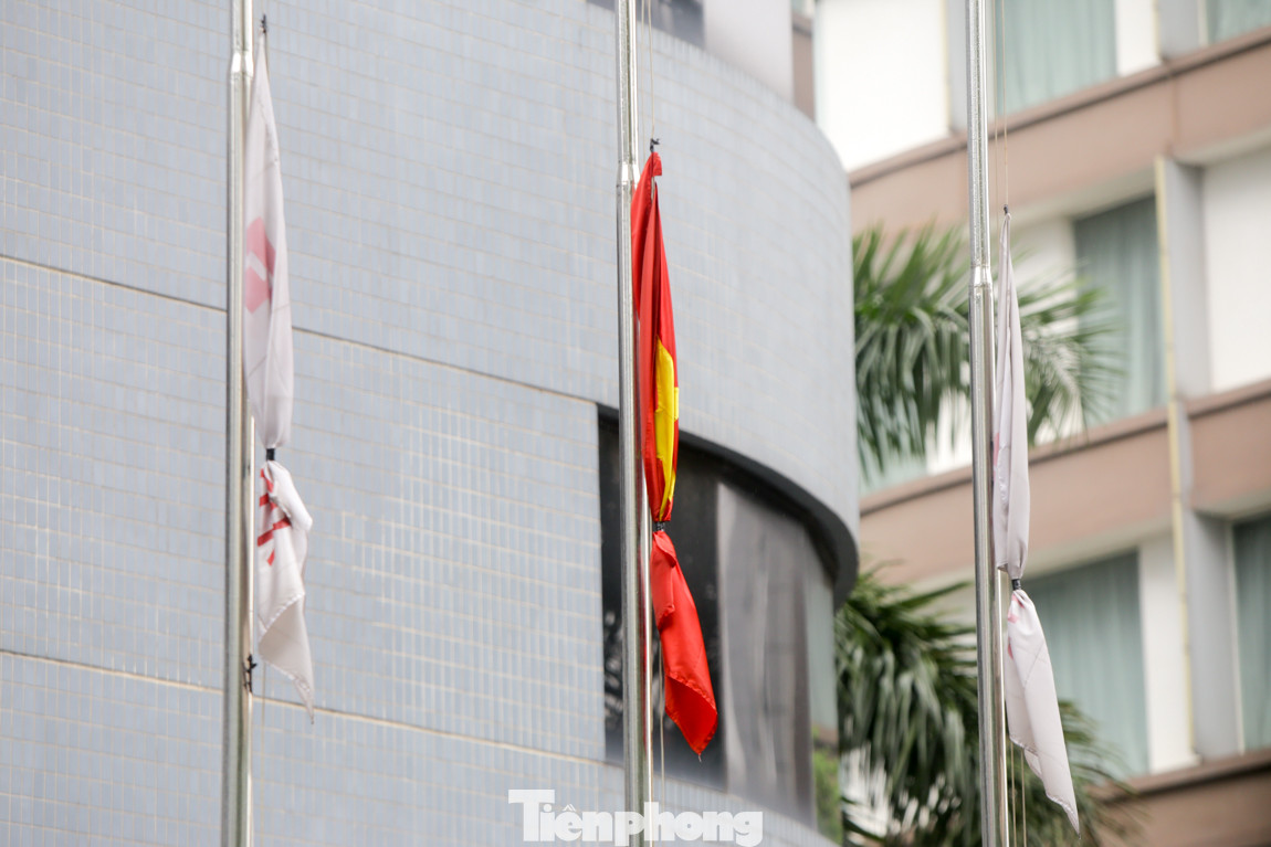 Hà Nội treo cờ rủ ngày Quốc tang nguyên Tổng Bí thư Lê Khả Phiêu ảnh 9