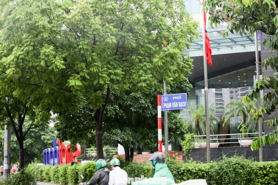 Hà Nội treo cờ rủ ngày Quốc tang nguyên Tổng Bí thư Lê Khả Phiêu ảnh 8