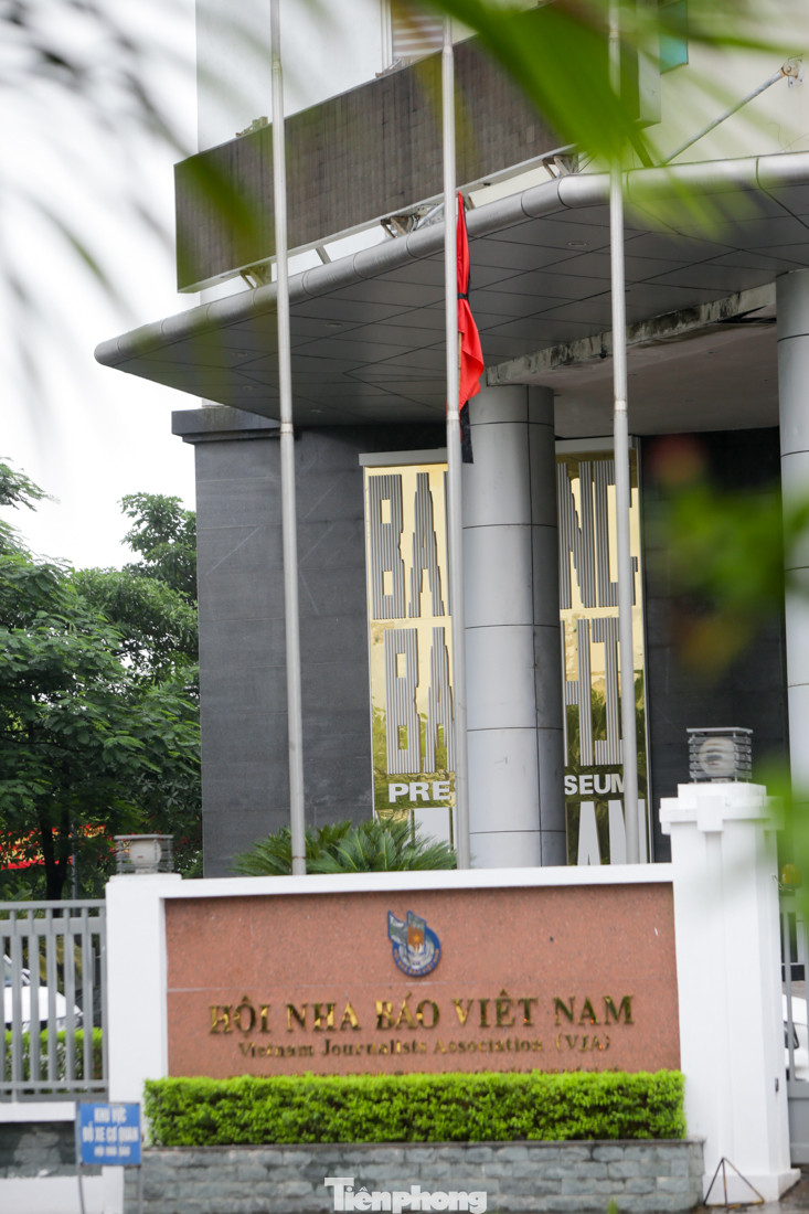 Hà Nội treo cờ rủ ngày Quốc tang nguyên Tổng Bí thư Lê Khả Phiêu ảnh 7