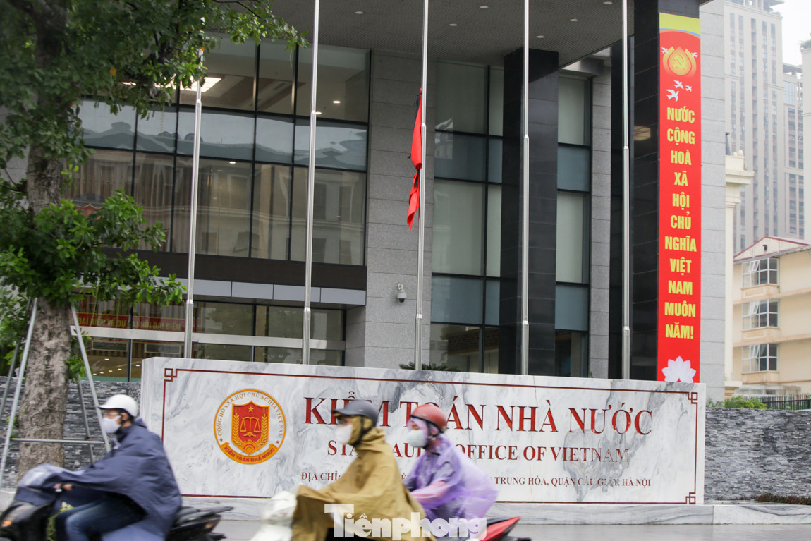 Hà Nội treo cờ rủ ngày Quốc tang nguyên Tổng Bí thư Lê Khả Phiêu ảnh 2