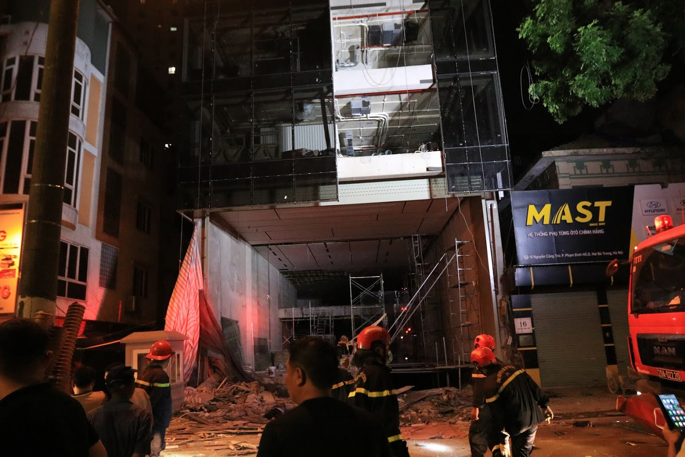 Hãi hùng hiện trường vụ sập giàn giáo ở Hà Nội khiến 3 người tử vong ảnh 4