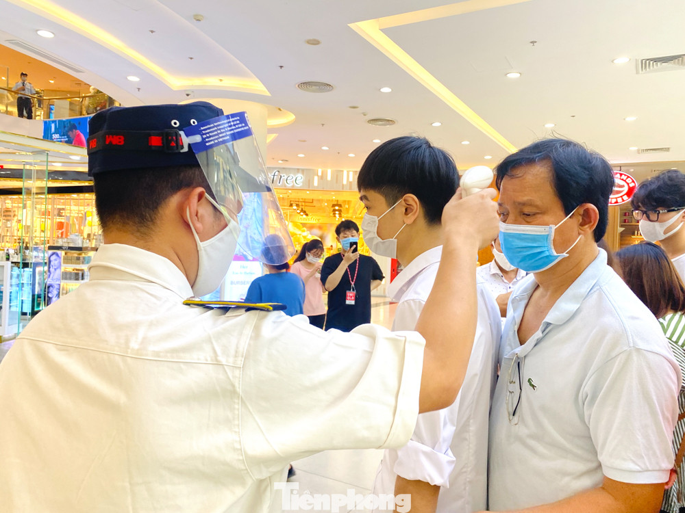 Trung tâm thương mại ở Hà Nội vẫn đìu hiu sau giãn cách xã hội ảnh 2