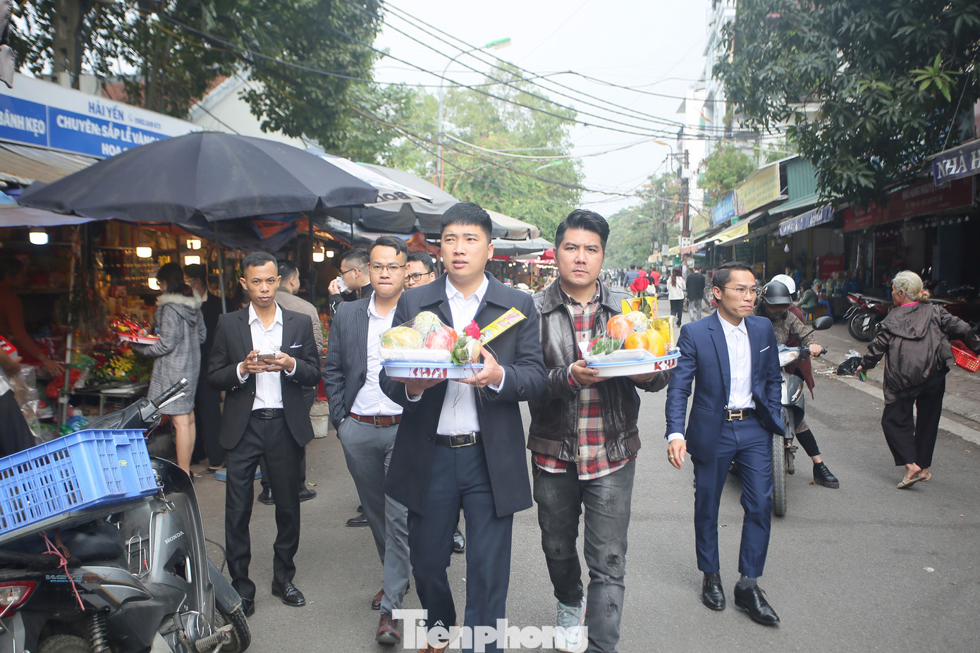 'Kệ' COVID-19, người dân không đeo khẩu trang nườm nượp đổ về lễ Phủ Tây Hồ ảnh 2