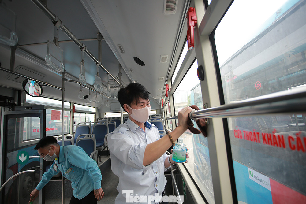 Xe buýt Hà Nội liên tục khử khuẩn và lắp đặt dung dịch sát khuẩn ảnh 3