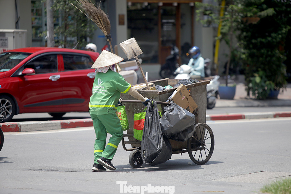 Người lao động nhọc nhằn mưu sinh dưới nắng nóng đầu hè ảnh 4