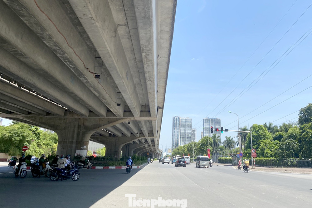 Nắng 50 độ C, đường Hà Nội vắng 'như chùa bà đanh' ảnh 11