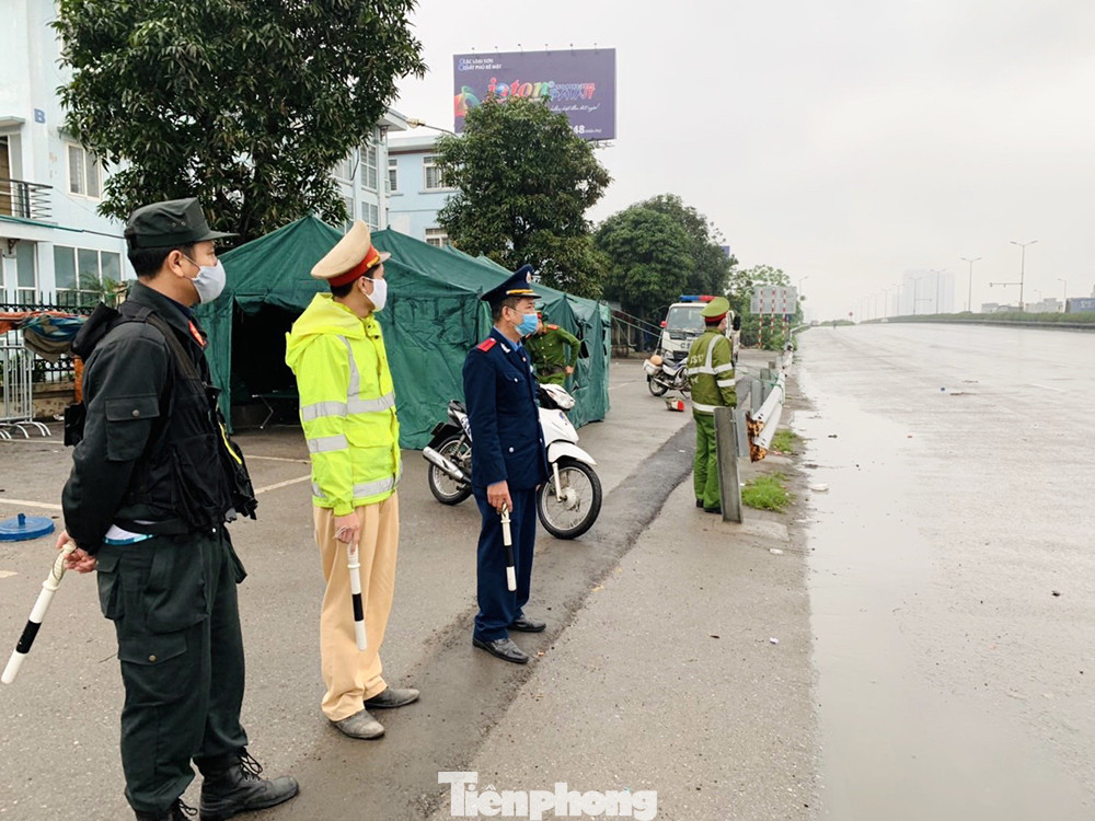 Các chốt giám sát COVID-19 cửa ngõ Thủ đô hoạt động ra sao? ảnh 1