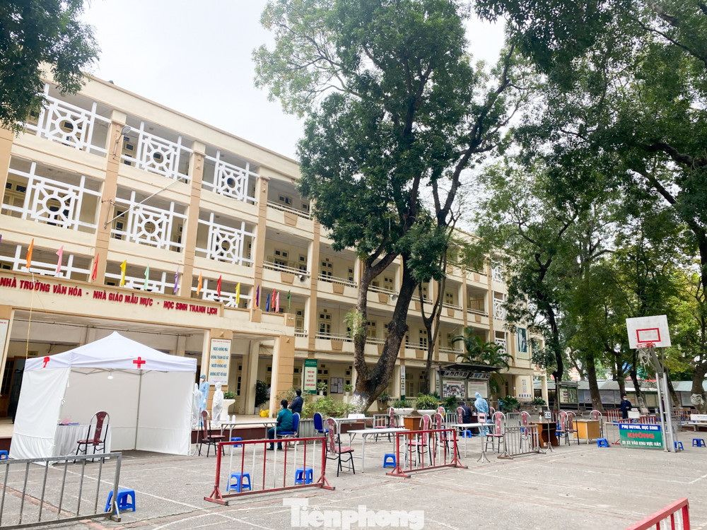 Sau 3 ca nghi mắc COVID-19, nhiều người dân đến xét nghiệm nhanh ảnh 12