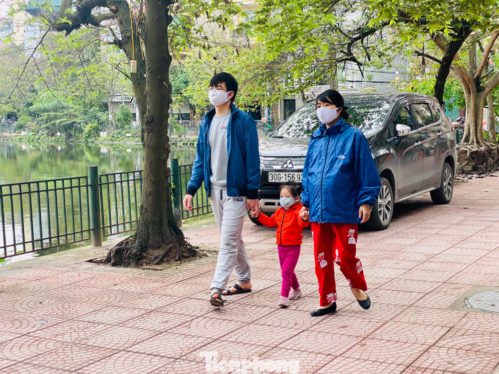 Người dân Hà Nội vẫn đổ ra hồ tập thể thao trong lúc 'cách ly toàn xã hội' ảnh 5